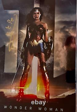 Gal Gadot / Wonder Woman Signed Signature Series Convention Foil Cover Cgc 9.8